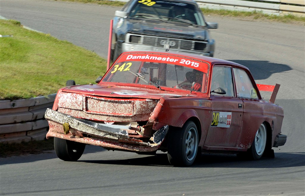 Peder T. Jensens Volvo 240 fik en stor skramme foran på vej til 3. pladsen i A-finalen
(Foto: Kirketerp)